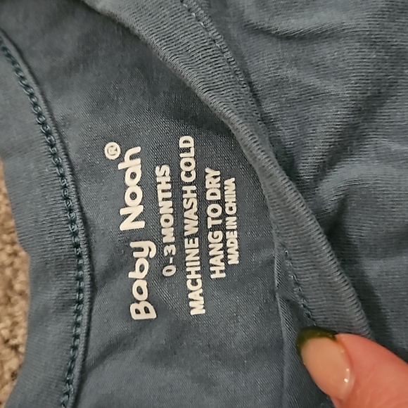 Baby tie gown with hat - Picture 2 of 2